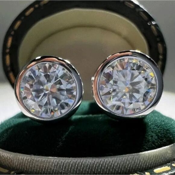Certified 2CT VVS1 Moissanite Diamond Luxury Stud Earrings - Picture 4 of 14